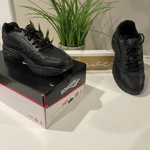 Saucony size 8 black walking shoes